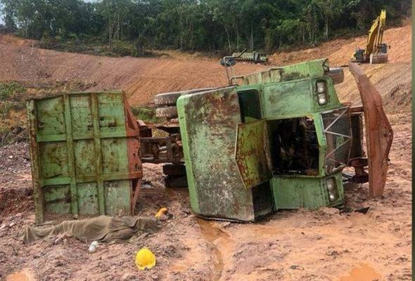 லோரி ஓட்டுநர் இடிபாடுகளுக்கு இடையில் சிக்கி மரணம்