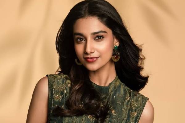 பிரபல நடிகருக்கு ஜோடியாகும் நடிகை மீனாட்சி சவுத்ரி