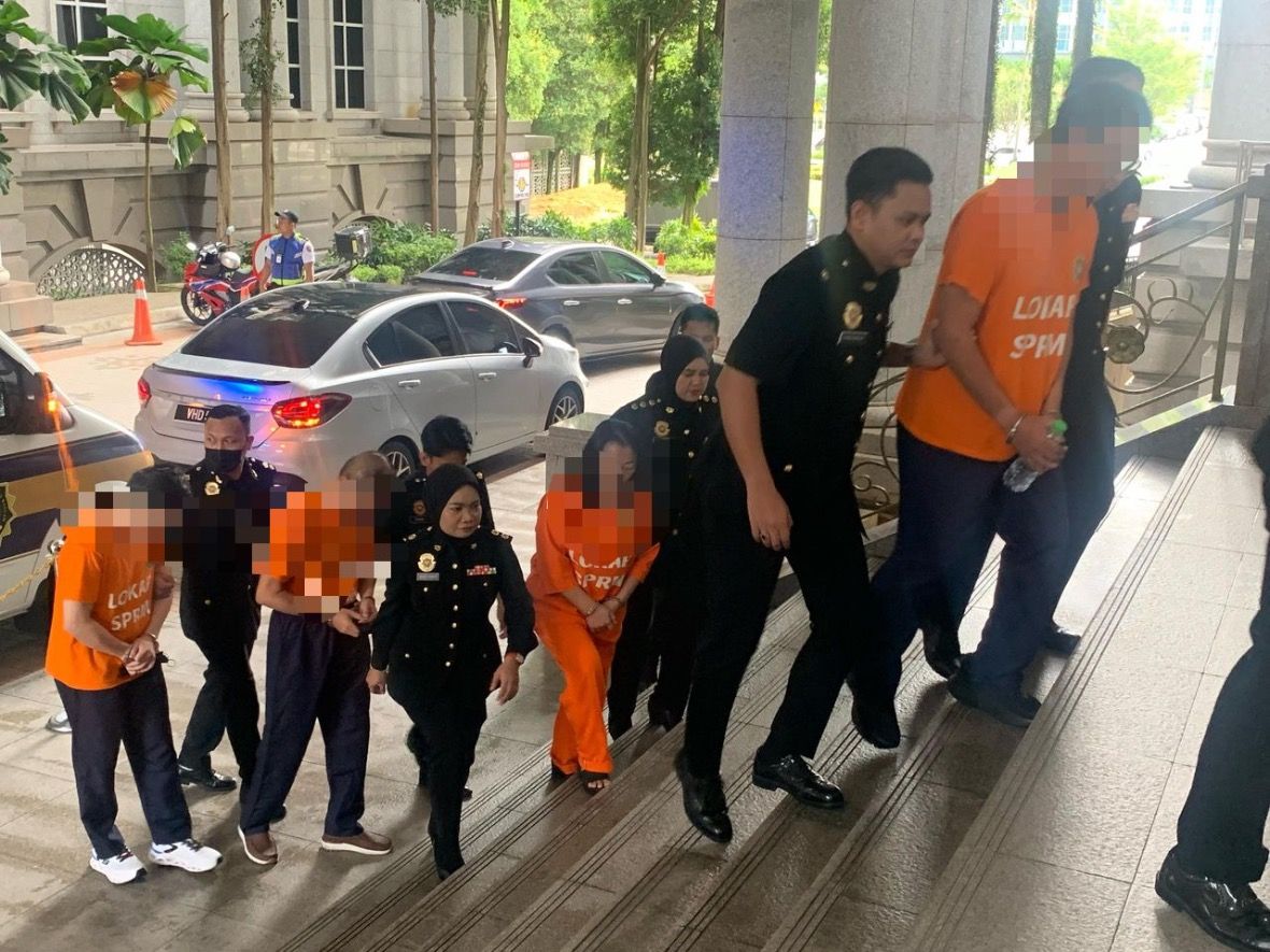 போலீஸ் அதிகாரிகள் உட்பட 6 பேர் கைது