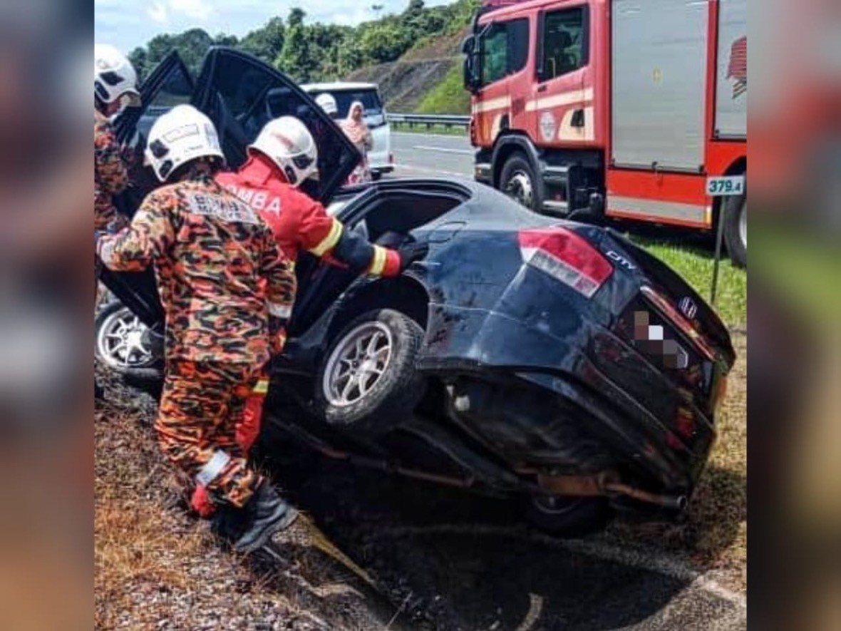 கவிழ்ந்த வாகனத்தின் இடிபாட்டில் சிக்கி ஆடவர் பலி