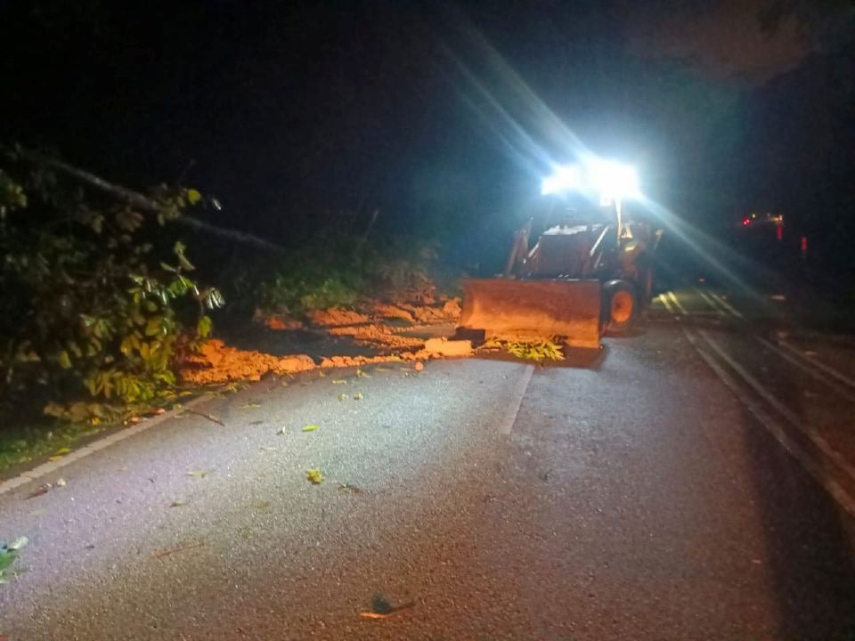 ஜாலான் உலு யாம் சாலையில் நிலச்சரிவு: கவனம் தேவை