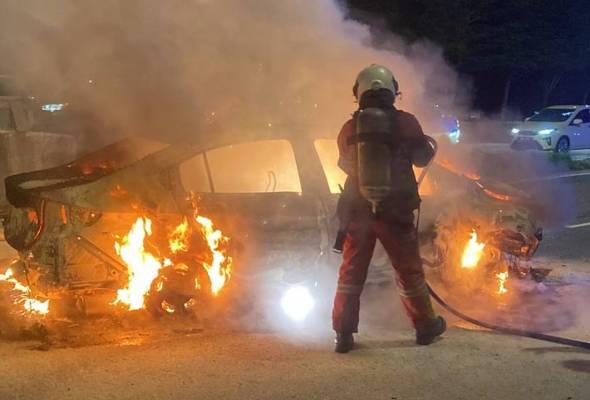 எண்ணெய் நிலையத்தின் முன் கார் தீப்பற்றிக் கொண்டது- இருவர் காயம்