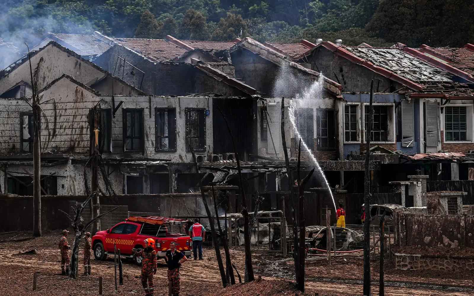 மொத்தம் 190 வீடுகள் பாதிக்கப்பட்டன, 148 கார்கள் சேதம்