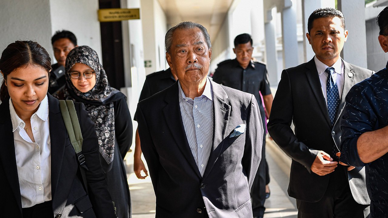 முகைதீன் யாசினிடம் கடப்பிதழ் தற்காலிகமாக ஒப்படைப்பு