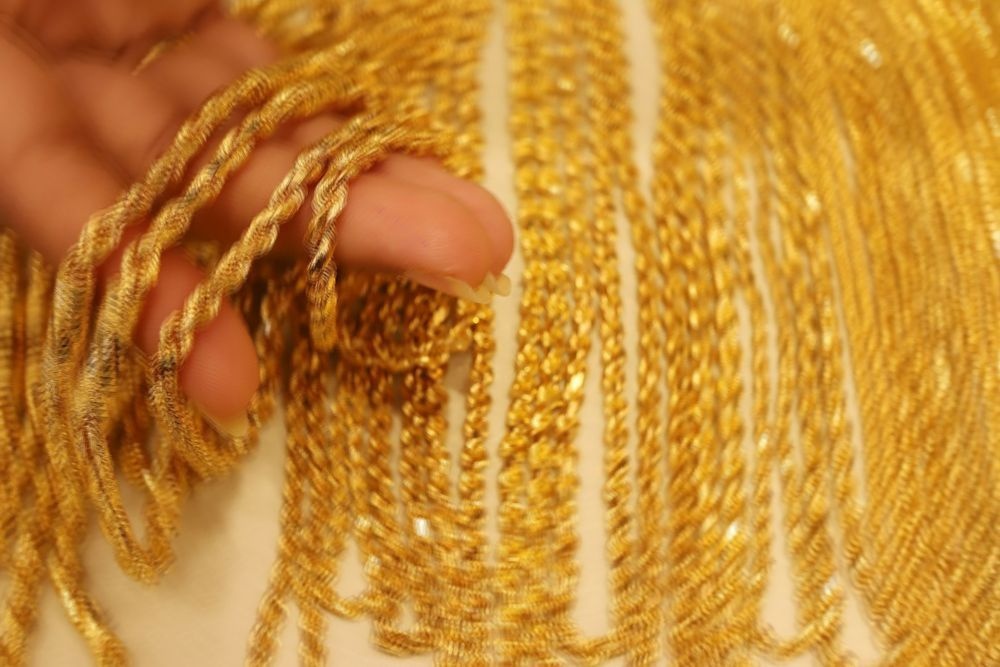 நெக்லஸைத் திருடியதாக மாது கைது