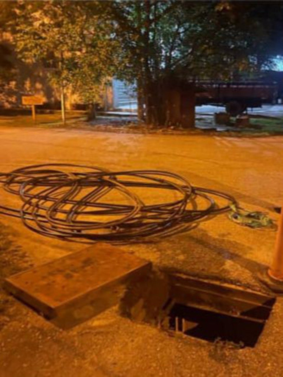 ஈஆர்எல் ரயில் கேபள்கள் வெட்டப்பட்டது, மூவர் கைது