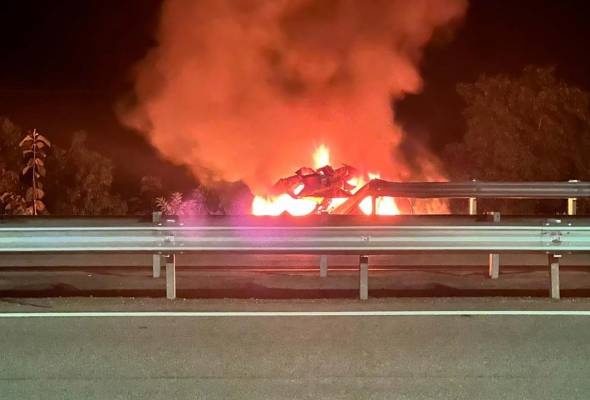 காரோட்டி கருகிய நிலையில் கண்டுபிடிக்கப்பட்டார்