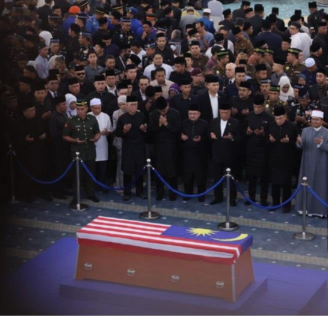 முன்னாள் பிரதமர் துன் அப்துல்லாவின் நல்லுடலுக்கு ஆயிரக்கணக்கானோர் அஞ்சலி