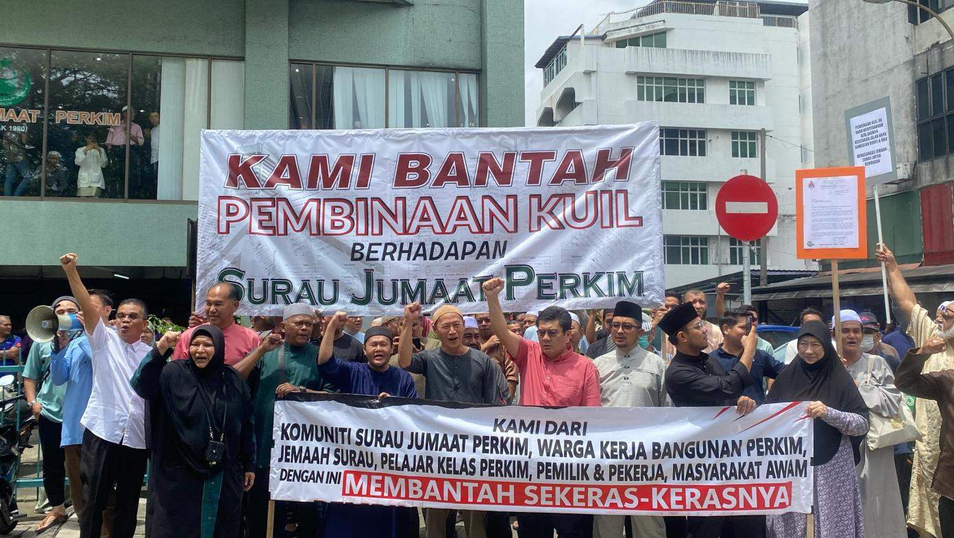 மஇகா தலைமையகக் கட்டடத்திற்கு அருகில் உள்ள அந்த கோவில் அகற்றப்பட வேண்டும் - கும்பல் ஒன்று எதிர்ப்பு ஆர்ப்பாட்டம்