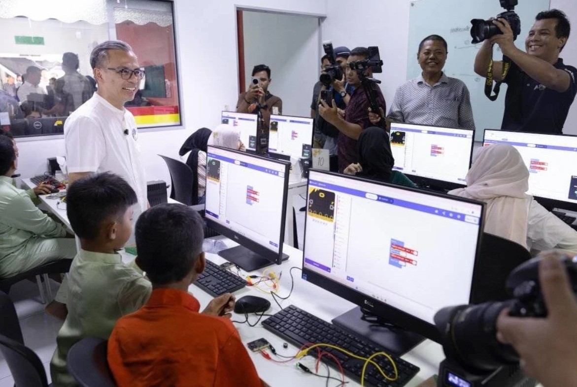 மோசமான இணையச் சேவை – இன்று மாலை 5 மணிக்குள் தீர்வளிக்கப்பட வேண்டும் ! – அமைச்சர் பாஃமி பாஃட்சீல் உத்தரவு