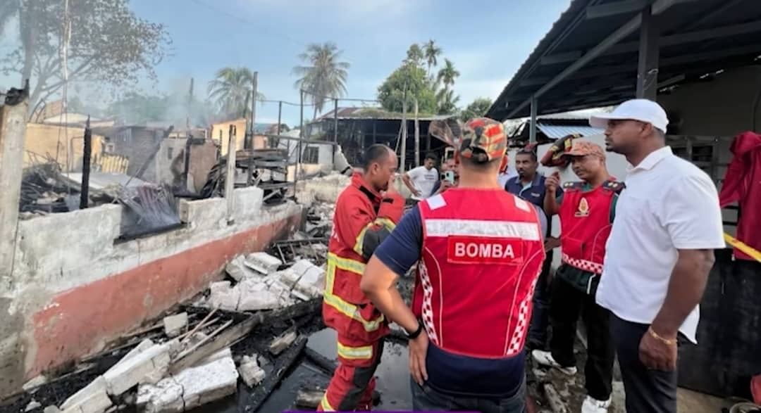 உஜுங் பத்துவில் மூன்று வீடுகள் தீயில் அழிந்தன