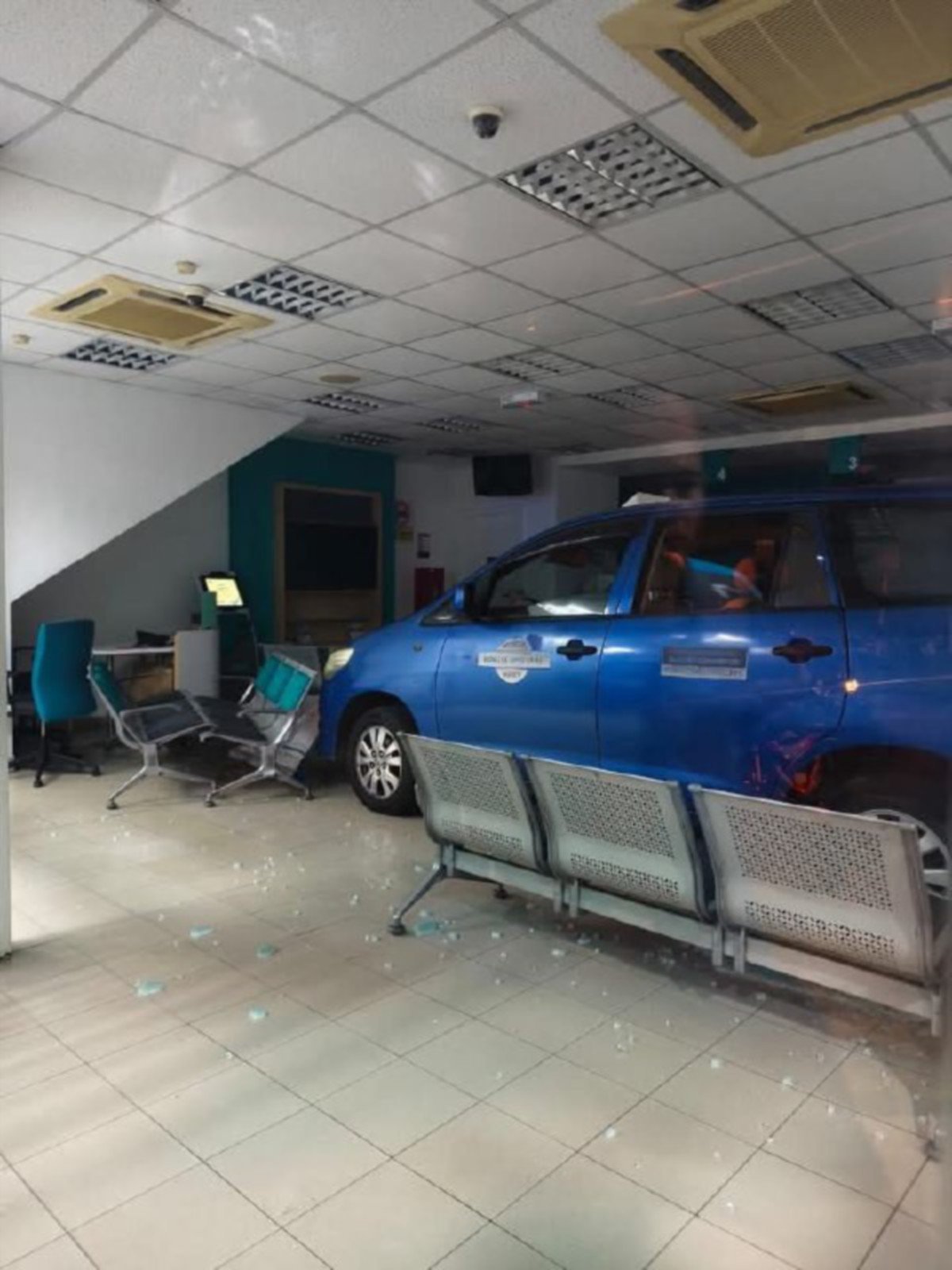 கார் வங்கிக்குள் நுழைந்தது, வாடிக்கையாளர்கள் அதிர்ச்சி