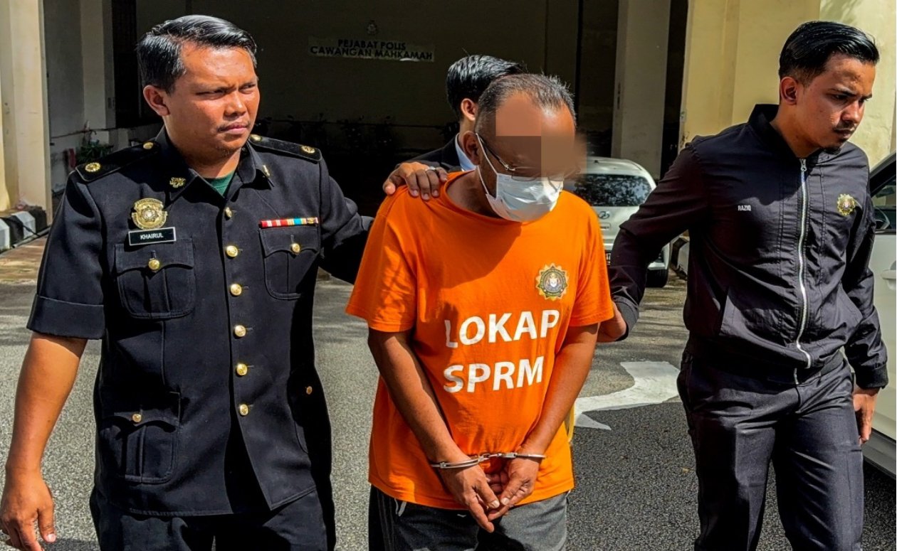 முன்னாள் குடிநுழைவு அதிகாரி கைது