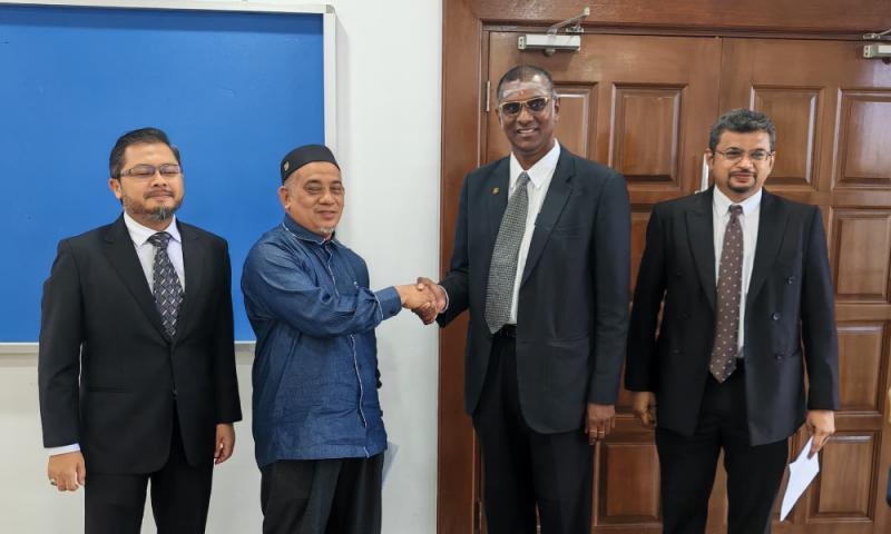 அவதூறு வழக்கில் பினாங்கு பாஸ் தலைவர் ஆர்எஸ்என் ராயரிடம் மன்னிப்பு கோரினார்