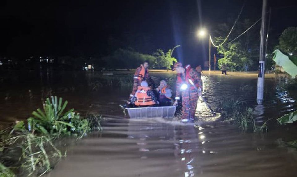 கோல நெராங்கில் வெள்ளம்: 10 பேர் பத்திரமாக மீட்பு