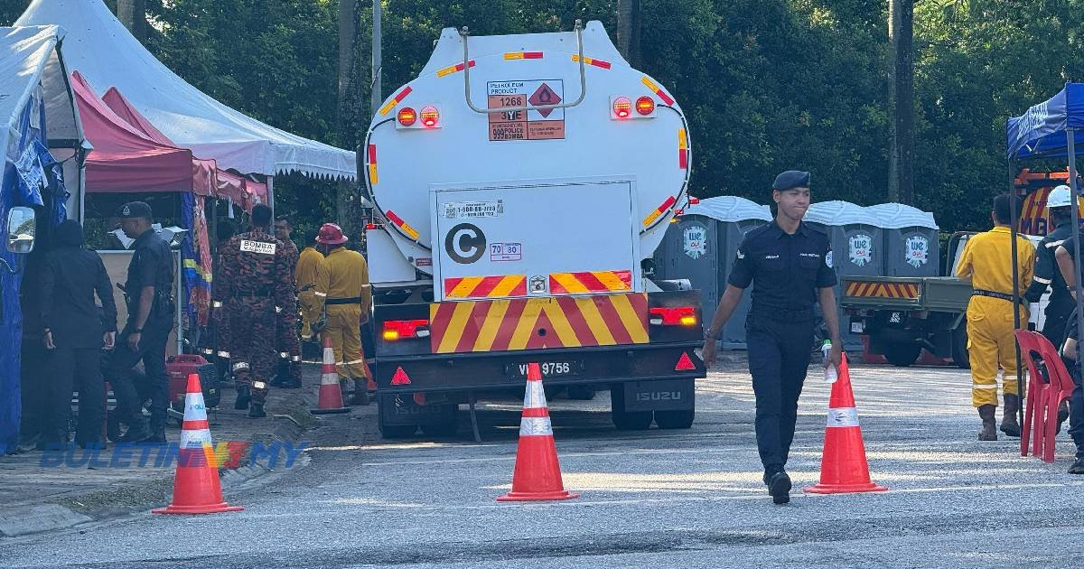 பள்ளத்தில் தேங்கியுள்ள நீரை வெளியேற்றும் பணியில் கவனம்