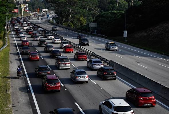 கிராமத்திலிருந்து மக்கள் வீடுகளுக்குத் திரும்புகின்றனர்