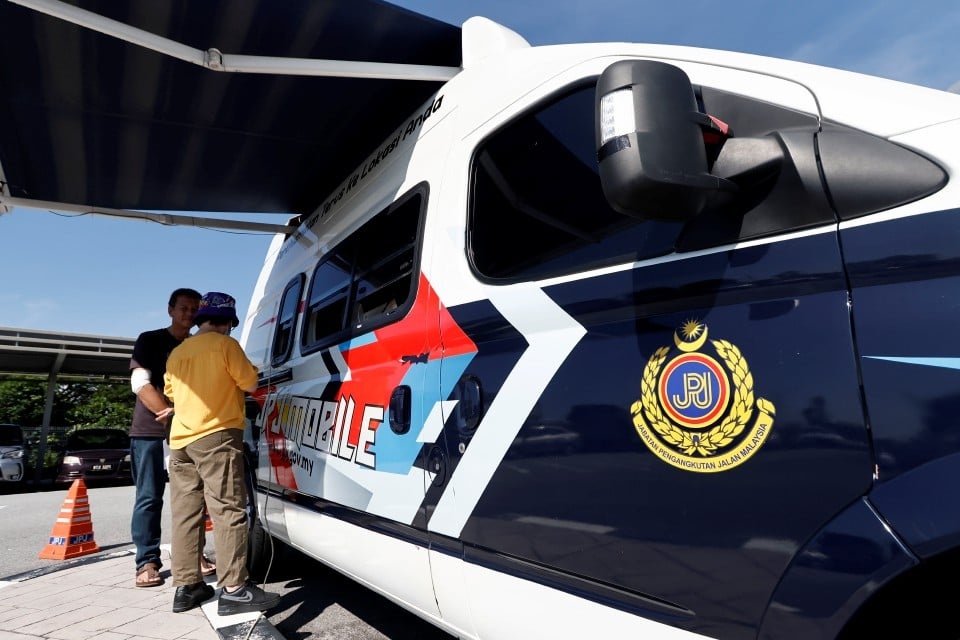 221 மாற்று ஆவணங்கள் வழங்கப்பட்டுள்ளன