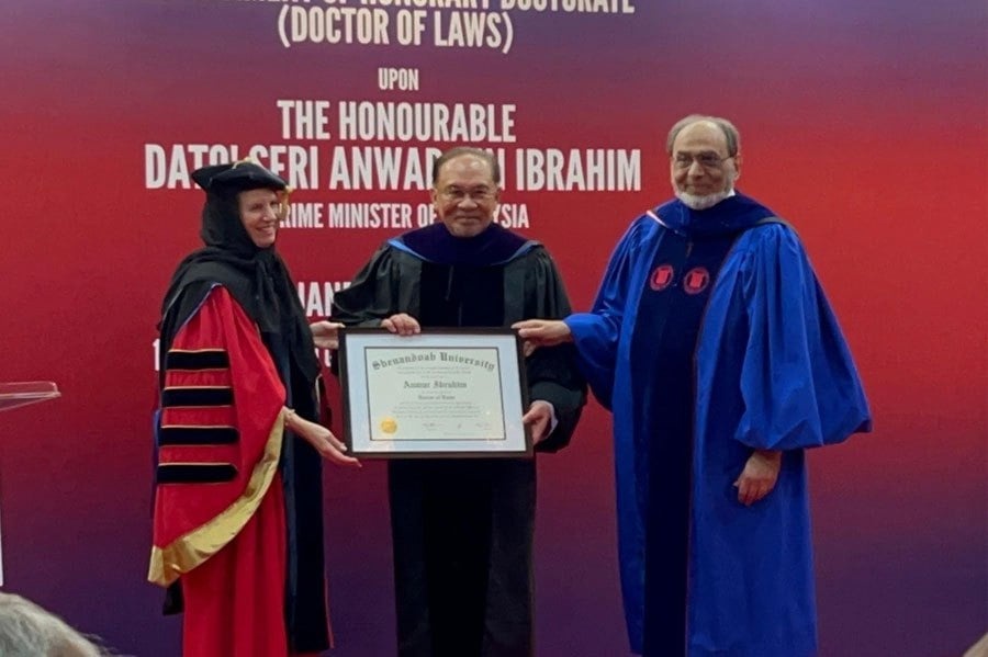 பிரதமர் டத்தோஸ்ரீ அன்வாருக்கு கெளரவ முனைவர் பட்டம்