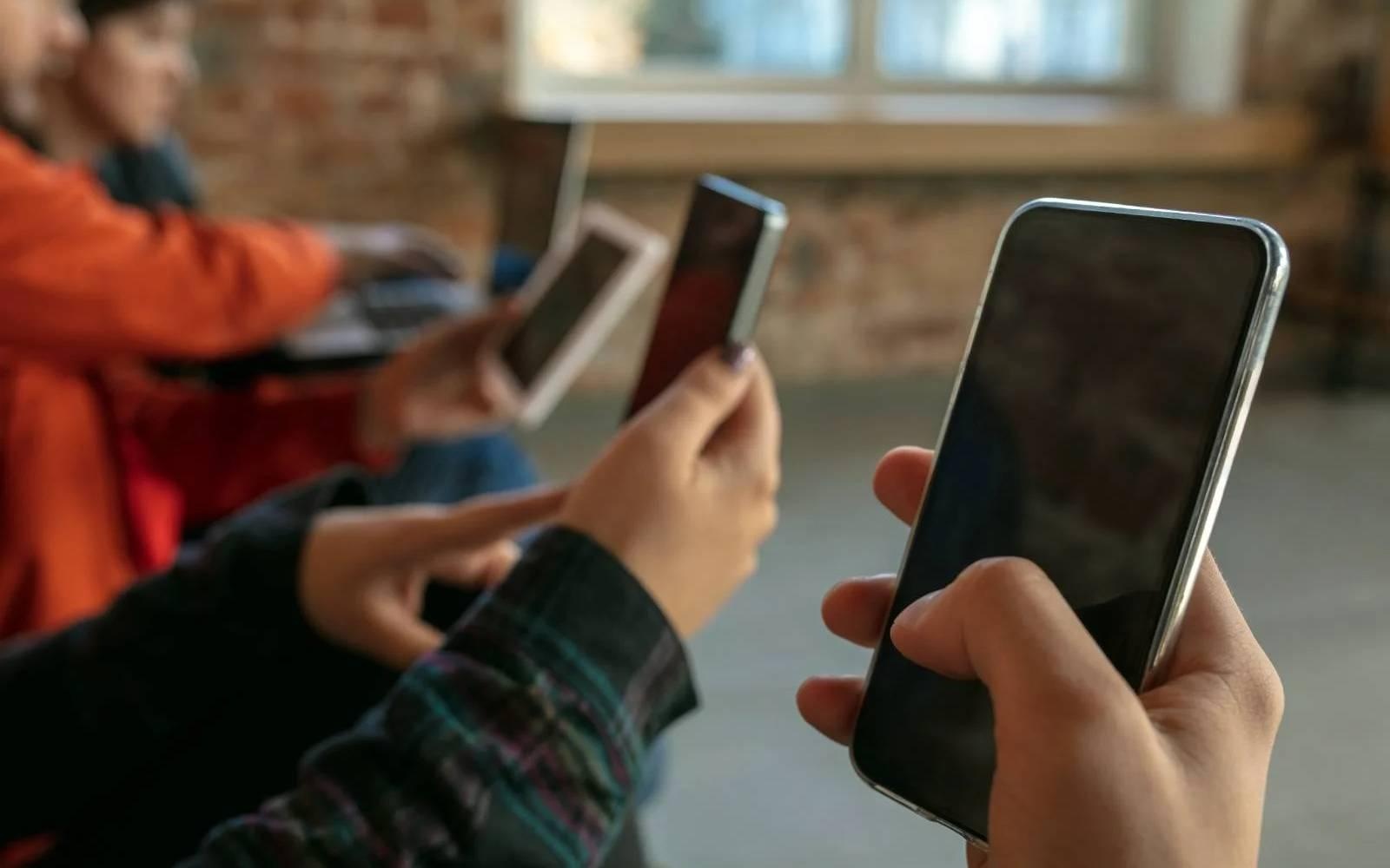 சமூக சீர்கேடுகளுக்கு விவேக கைப்பேசியே முக்கியக் காரணமாகும்