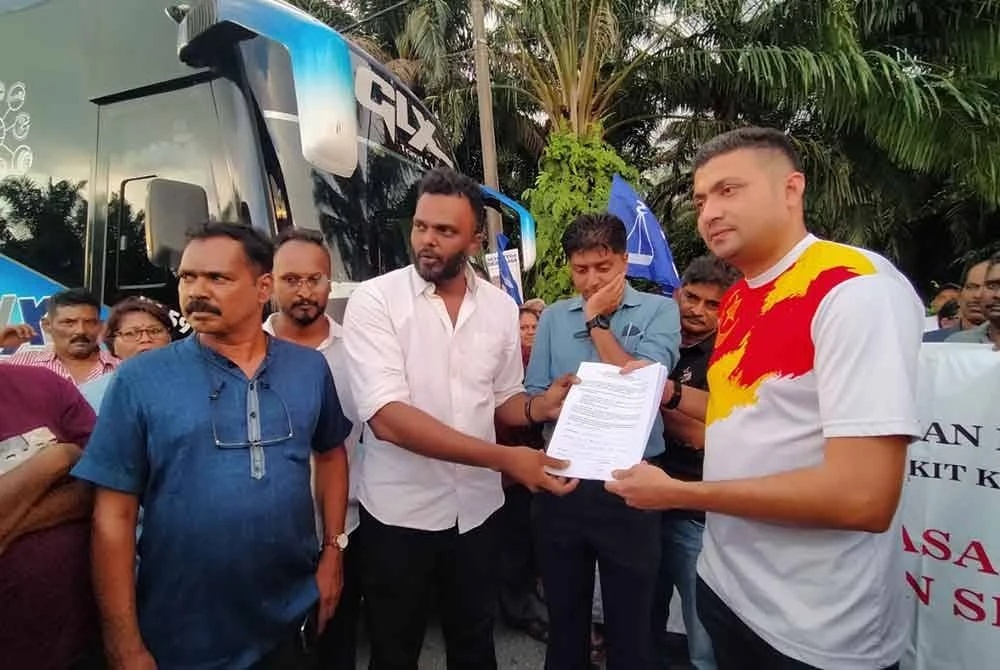 சிலாங்கூர் முதல்வரை நேரில் சந்தித்து கோரிக்கை மனு வழங்கும் முயற்சி தோல்வி! – அரசியல் செயலாளரின் சிறப்பு அதிகாரியிடம் ஒப்படைப்பு