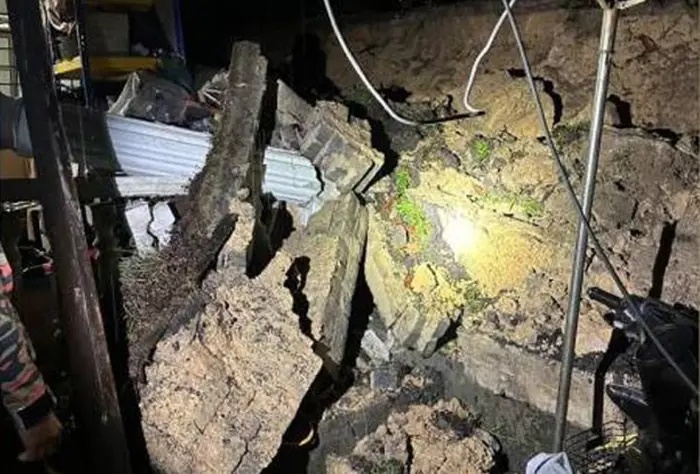 கடும் மழையில் நிலச்சரிவு: வீடு ஒன்று கடும் பாதிப்பு