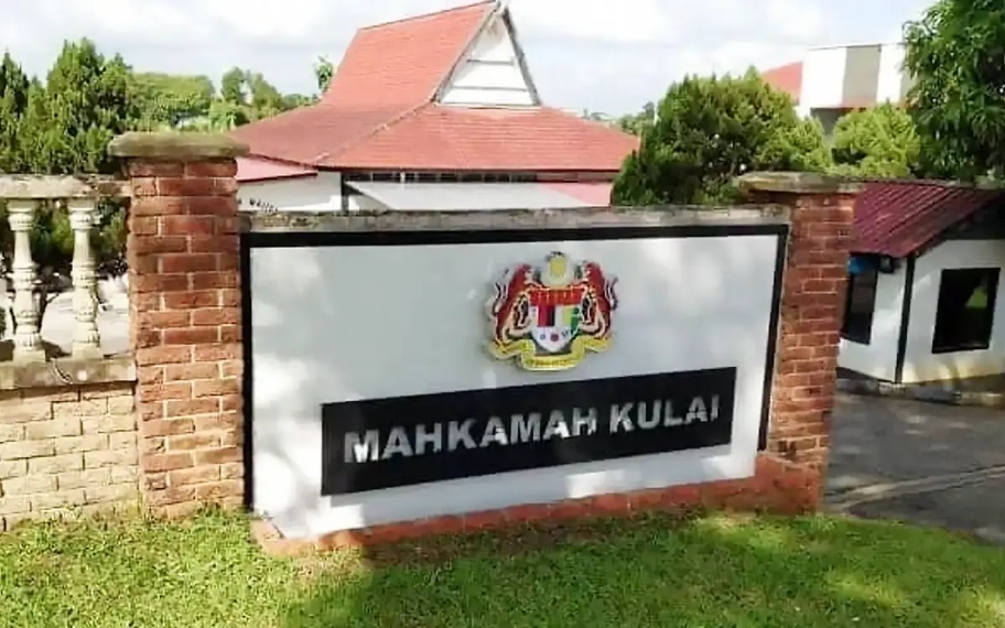 ஆபாசப் படங்களை வைத்திருந்ததாக 16 வயது பையன் மீது குற்றச்சாட்டு