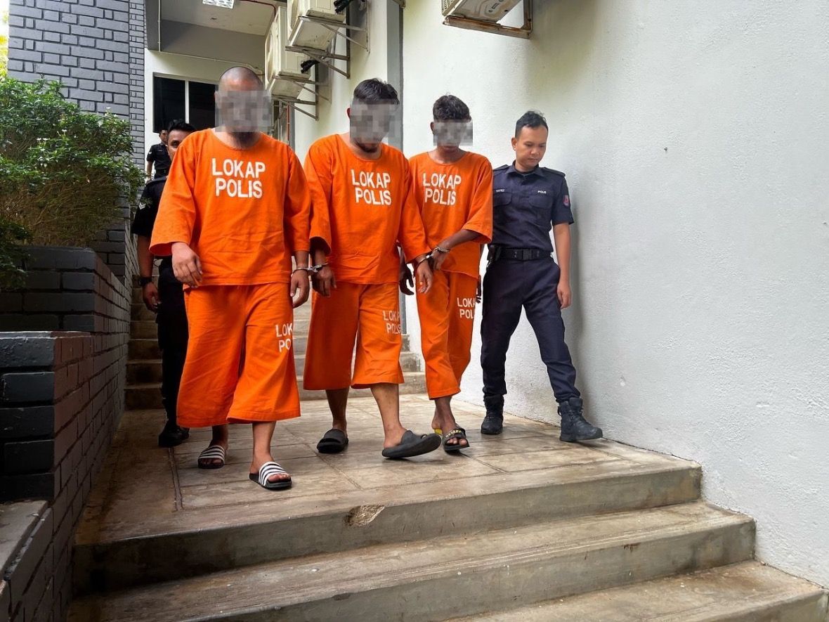 நாயைச் சாகும் வரை அடித்துக் கொன்றதாக மூவர் கைது