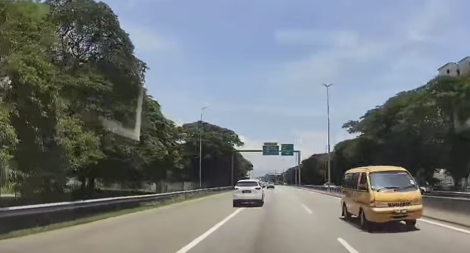 பள்ளி வேனை எதிர்த்திசையில் செலுத்திய ஓட்டுநர் கைது