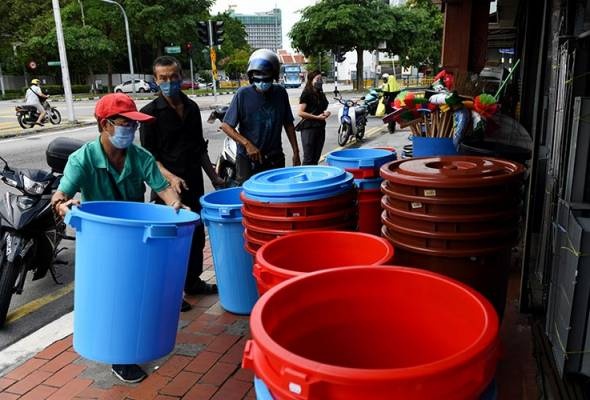 பிளாஸ்டிக் வாளிகள், தண்ணீர் டப்பாக்கள் பரபரப்பாக விற்பனை