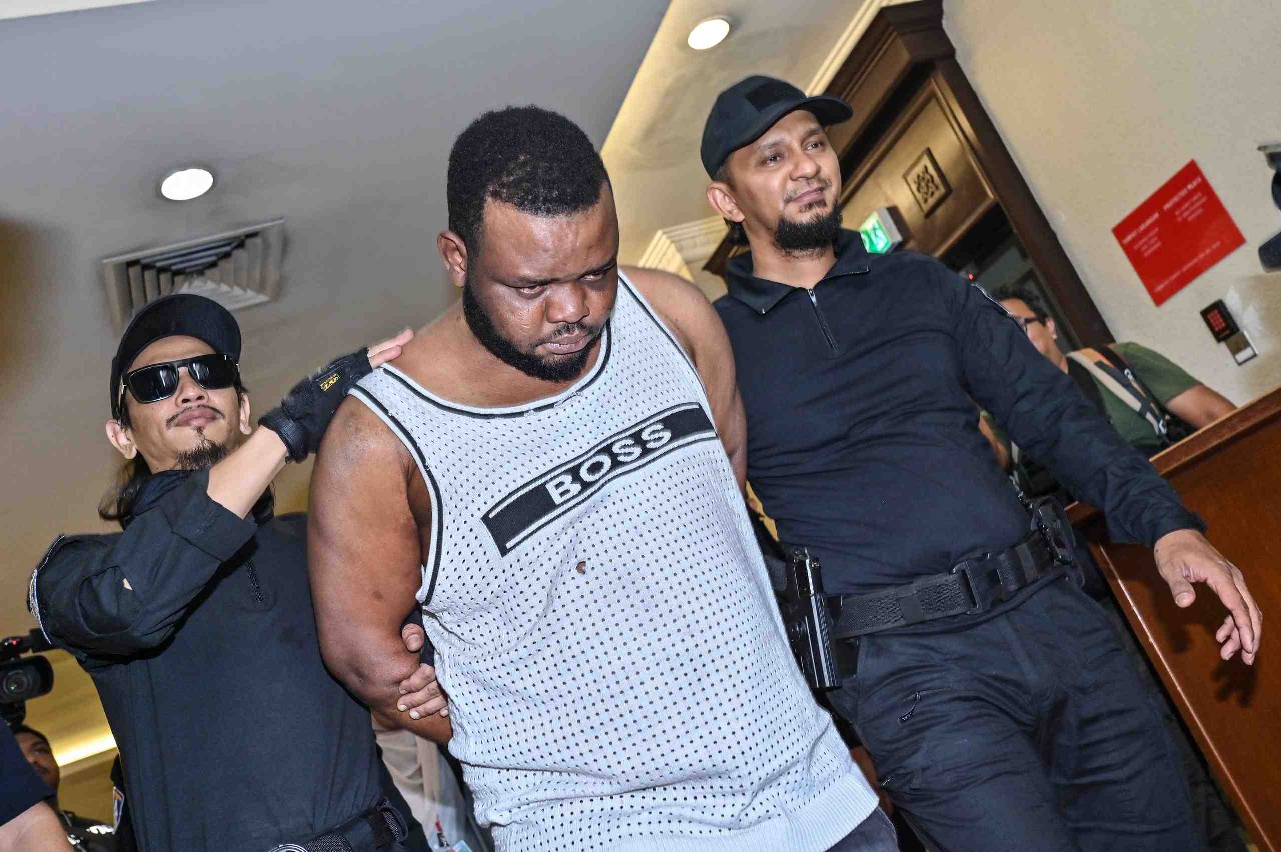 போலீஸ்காரரின் காதைக் கடித்துத் துண்டாக்கினார்