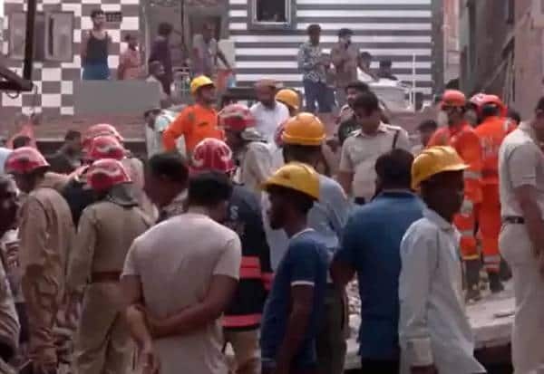 டில்லியில் இடிந்து விழுந்த கட்டடம்: 11 பேர் உயிரிழப்பு
