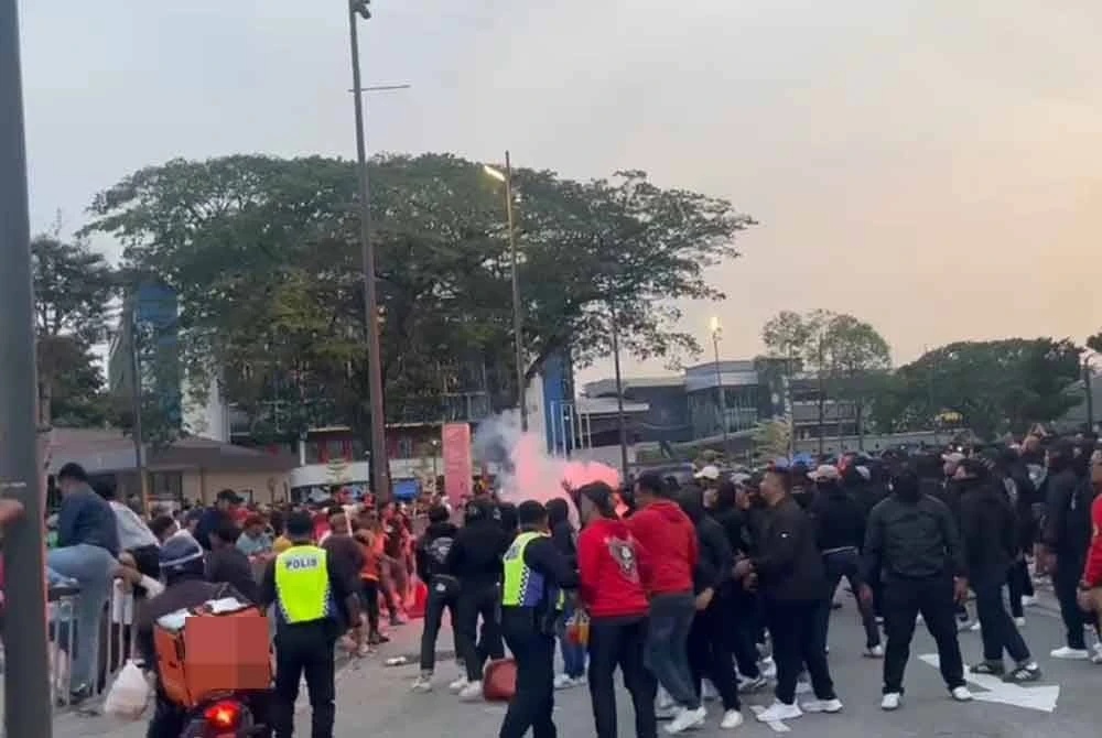 இரு அணியினரின் ஆதரவாளர்கள் இடையே கைகலப்பு