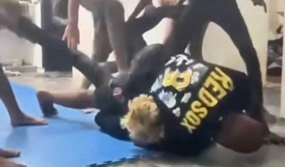 கும்பல் ஒன்று இளைஞரைத் தாக்கும் வைரல் காணொளி