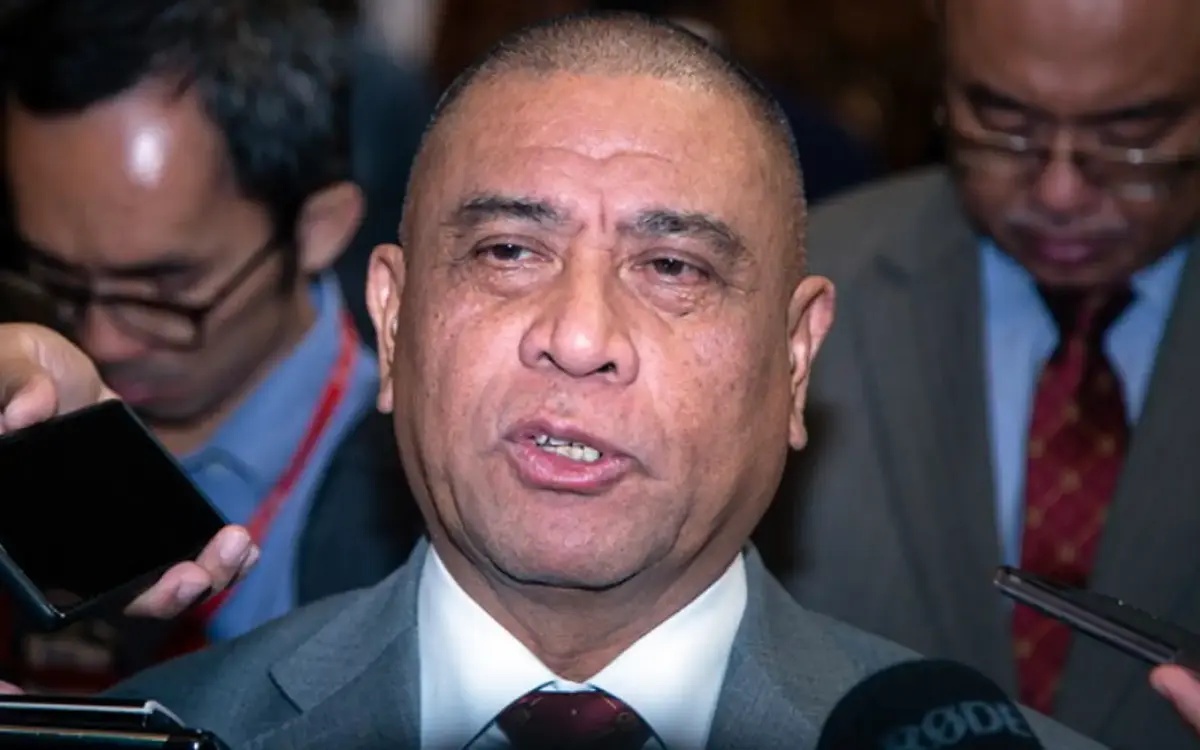 நிதி நெருக்கடியை மாநில அரசு தீர்க்க முடியாது