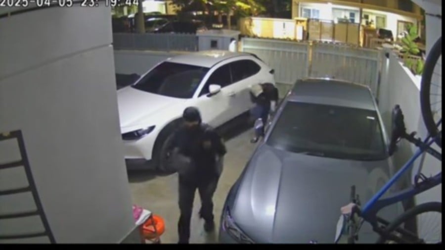 கொள்ளைச் சம்பவம்: இரு சந்தேகப் பேர்வழிக்கு வலை வீச்சு