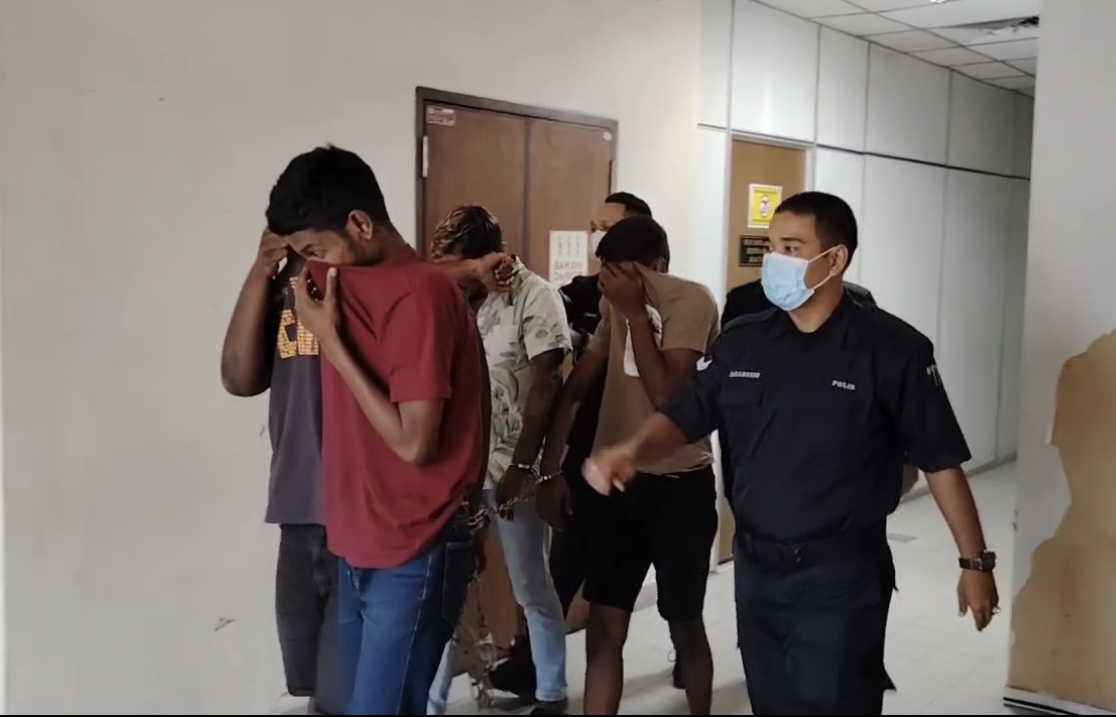 இரு ஆடவர்களைத் தாக்கியதாக நால்வர் மீது குற்றச்சாட்டு