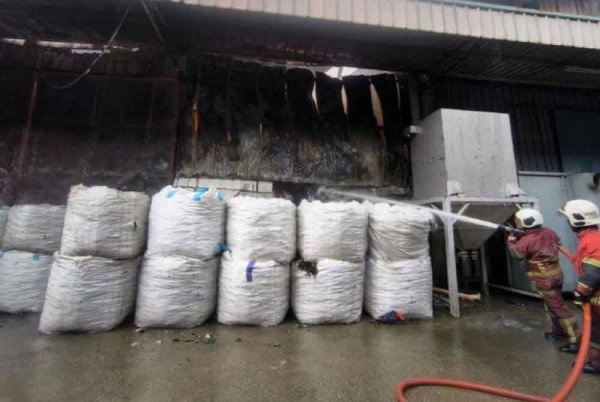 சுங்கை பூலோவில் மூன்று தொழிற்சாலைகளில் தீ