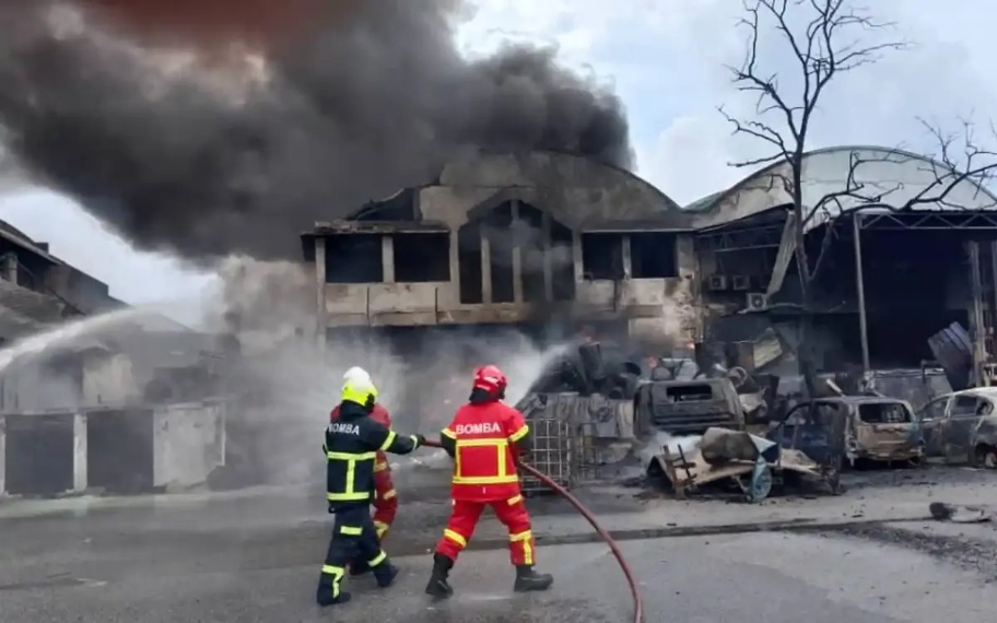 தொழிற்சாலை ஒன்று தீயில் அழிந்தது