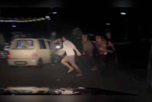 பெண்ணுக்காக அடித்துக் கொண்ட 8 மாணவர்கள் கைது