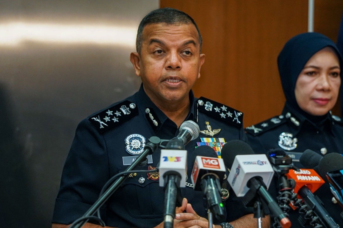 சிறார் ஆபாசப் பொருட்களை வைத்திருந்த நால்வர் கைது