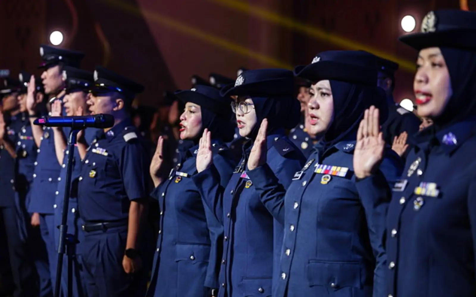 54 சுங்கத் துறையினர் பிடிபட்டனர்