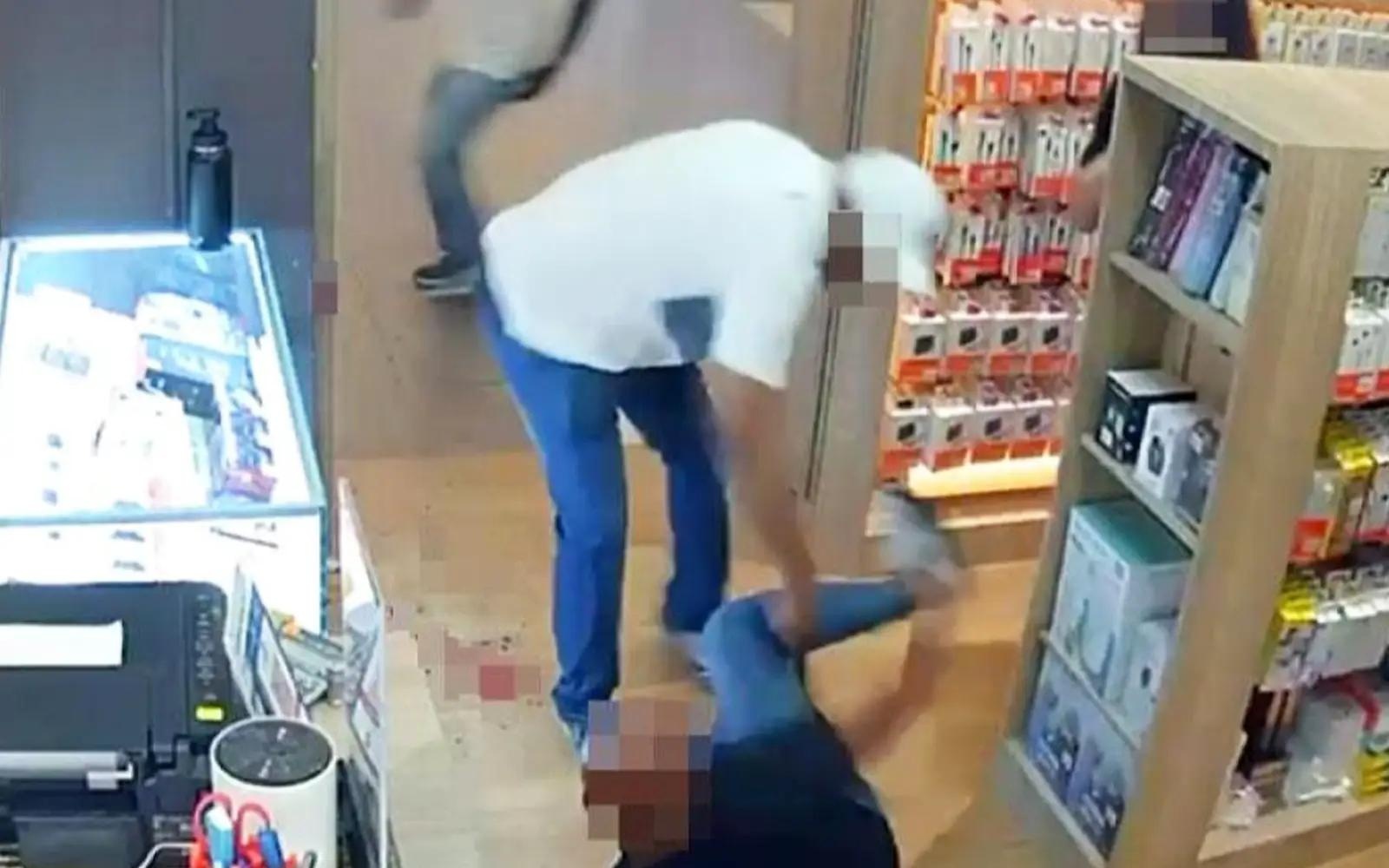 கும்பல் ஒன்றினால் ஆடவர் கடுமையாகத் தாக்கப்பட்டார்