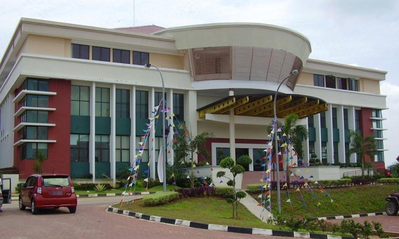 தார்மீகப் பொறுப்பேற்று பதவி விலகினார் பள்ளி முதல்வர்