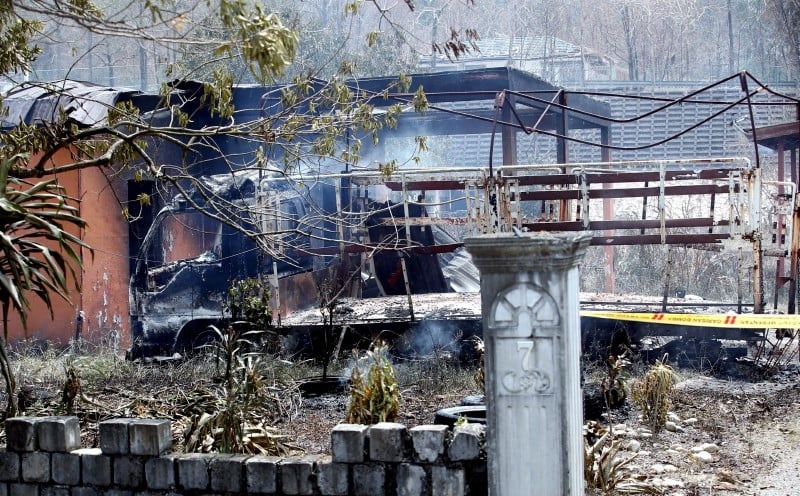 சில வீடுகளில் இன்னும் சிறிய அளவிலான தீ எரிந்து கொண்டிருக்கிறது