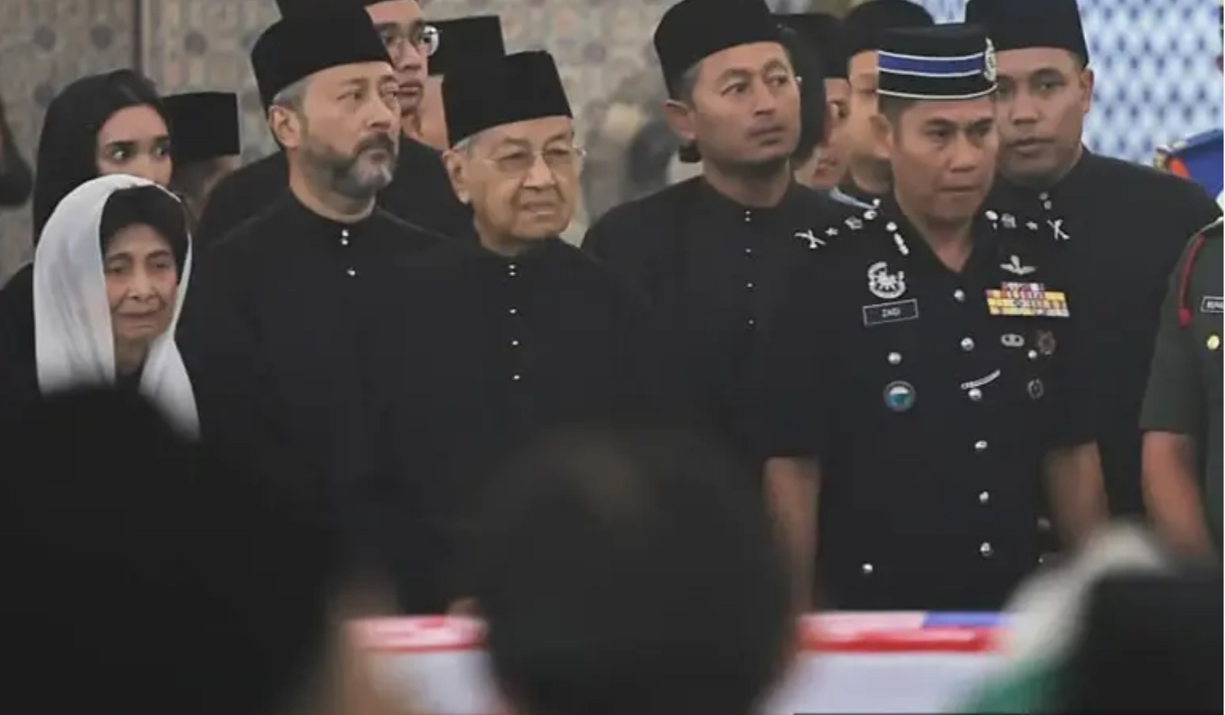 அப்துல்லாவின் நல்லுடலுக்கு இறுதி மரியாதை செலுத்தினார் துன் மகாதீர்