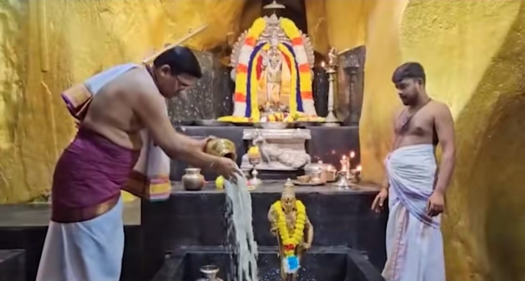 பத்துமலைத் திருத்தலத்தில் கந்த சஷ்டி கவசம் பாராயணம்