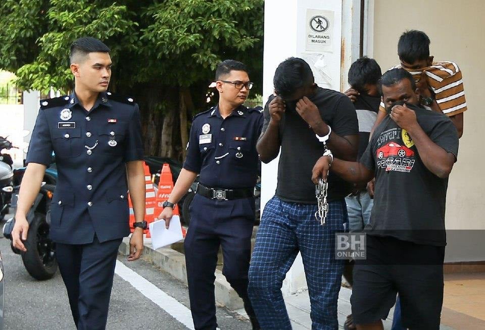 மிரட்டி பணம் பறித்ததாக நான்கு நண்பர்கள் மீது குற்றச்சாட்டு