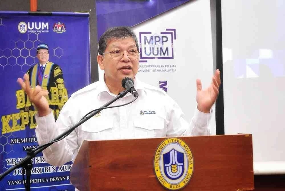 நான்கு மொழிகளில் தேர்ச்சி பெற அறிவுறுத்து