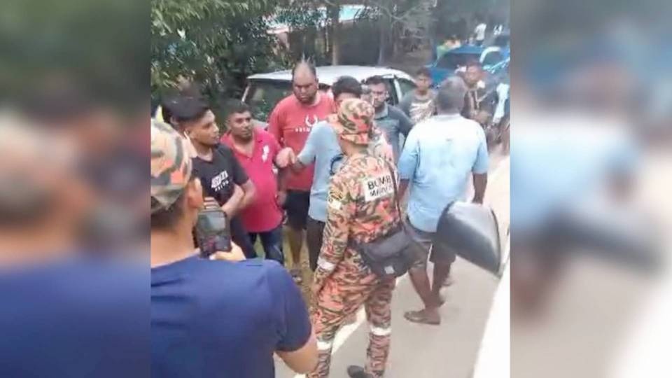 நீர் வீழ்ச்சியில் மூவர் காப்பாற்றப்பட்டனர், ஒருவர் காணவில்லை